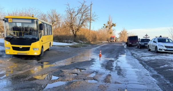 Вибігла з-за шкільного автобуса: на Київщині мікроавтобус збив 12-річну дівчинку